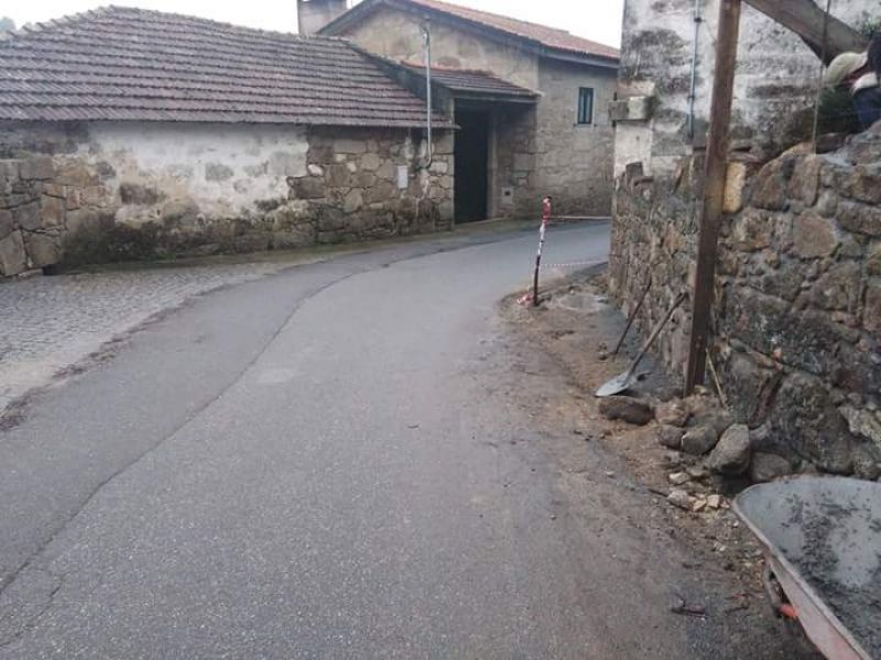 Rectifica&ccedil;&atilde;o de curva perigosa na Rua Escultor Severino Cachada em Vila Cova