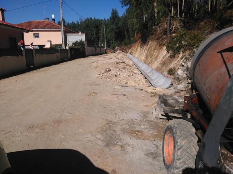  Execu&ccedil;&atilde;o de Canal de Drenagem Na Rua de S. Tiago, em Feitos